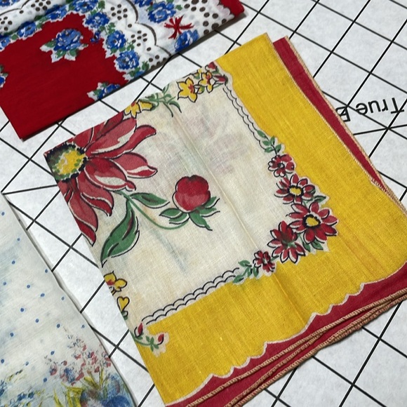 4 colorful vintage handkerchiefs, suitable for small craft/sewing projects - Picture 5 of 11